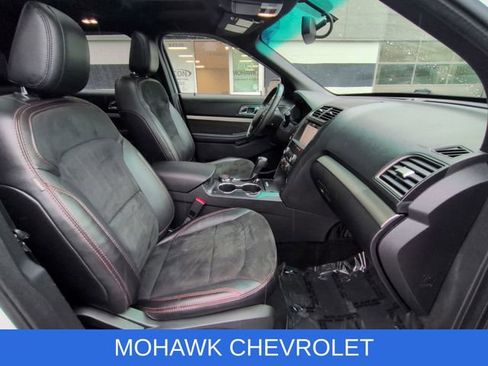 Used 2019 Ford Explorer XLT w/ Equipment Group 202A AWD/4WD image 29