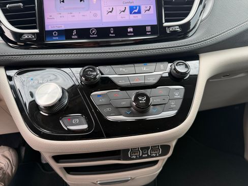 Certified 2023 Chrysler Pacifica Touring-L FWD image 17