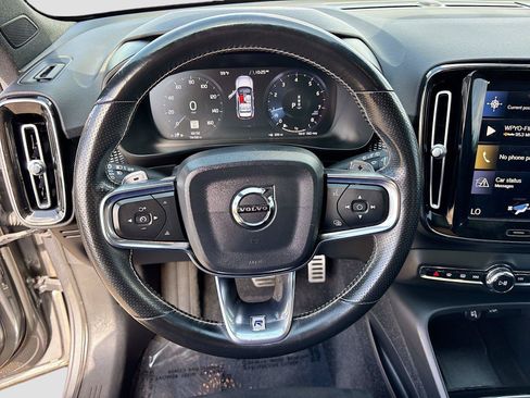 Used 2019 Volvo XC40 T4 R-Design FWD image 11