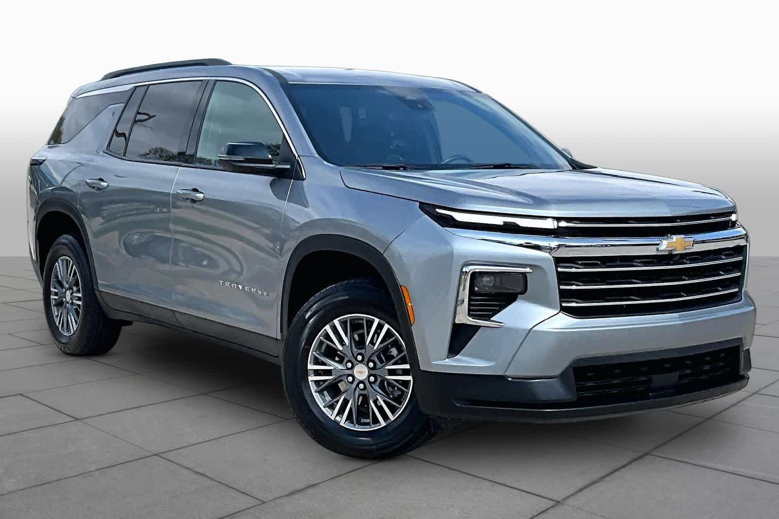 Used 2025 Chevrolet Traverse LT FWD image 3