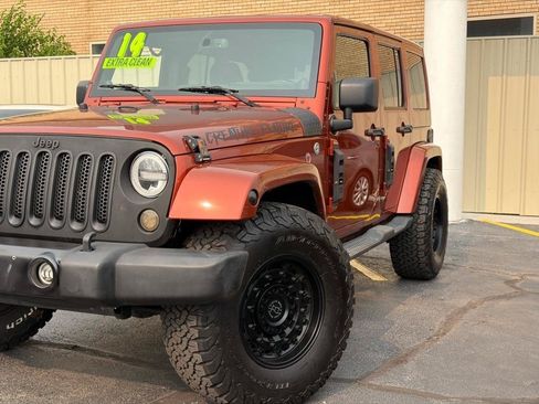 Used 2014 Jeep Wrangler Unlimited Sahara w/ Dual Top Group AWD/4WD image 3