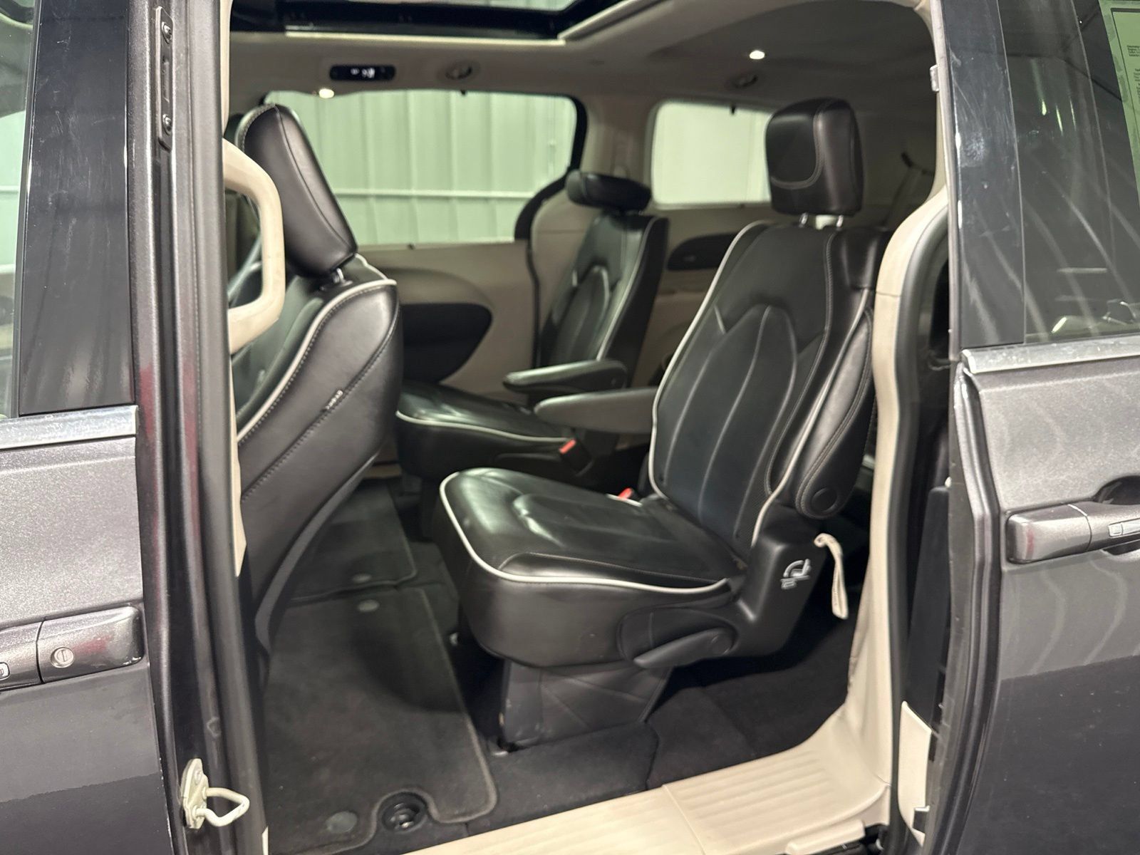 Used 2023 Chrysler Pacifica Limited FWD image 21