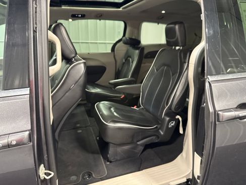 Used 2023 Chrysler Pacifica Limited FWD image 21