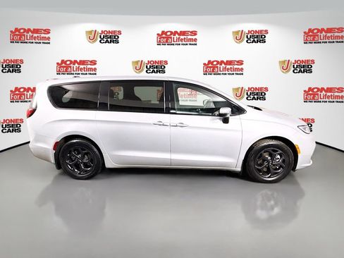 Used 2023 Chrysler Pacifica Touring-L w/ S Appearance Package image 17