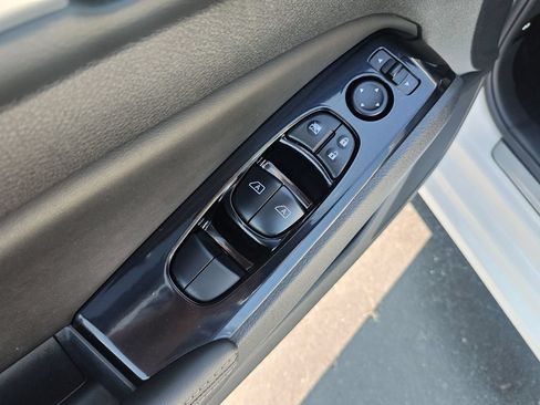 Used 2025 Nissan Altima 2.5 SL FWD image 11