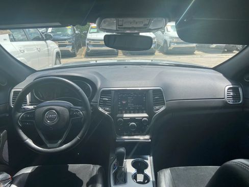 Used 2018 Jeep Grand Cherokee Altitude RWD image 9