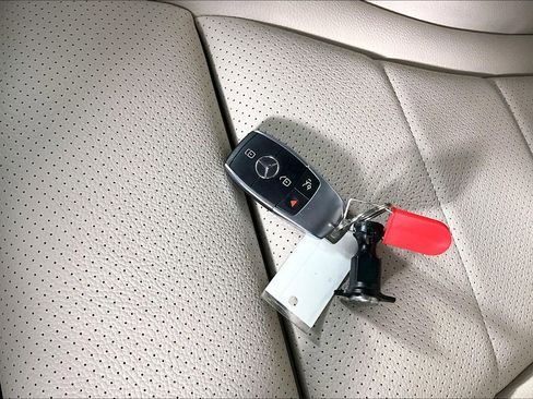 Used 2022 Mercedes-Benz GLC 300 w/ Premium Package Lite image 10