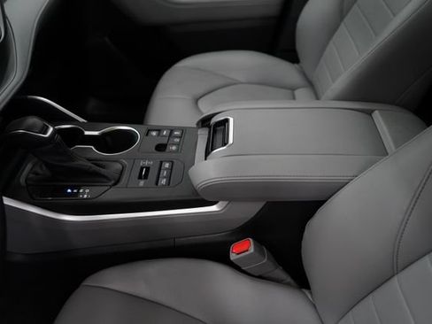 Used 2023 Toyota Highlander XLE AWD/4WD image 57