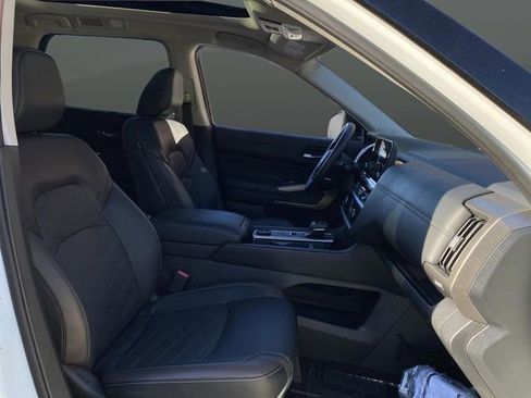 Used 2024 Nissan Pathfinder Platinum image 33