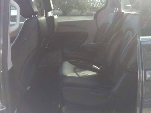 Used 2023 Chrysler Pacifica Touring-L image 9
