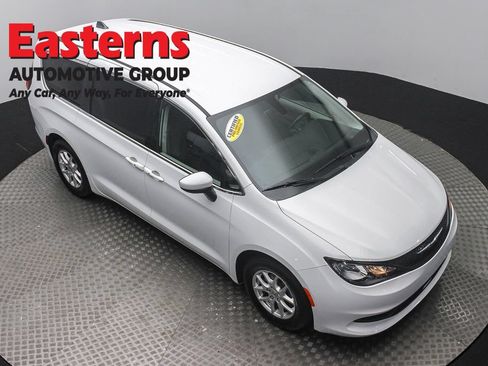 Used 2022 Chrysler Voyager LX FWD image 3