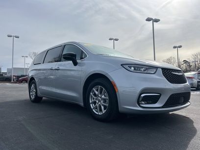 Used 2024 Chrysler Pacifica Touring-L