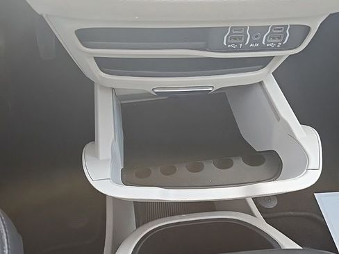 Used 2024 Chrysler Pacifica Touring-L image 18