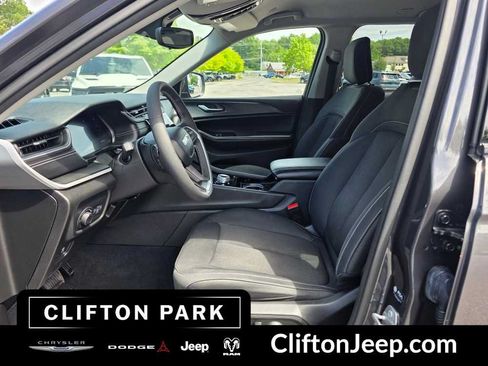 Used 2023 Jeep Grand Cherokee Laredo w/ Luxury Tech Group I AWD/4WD image 10