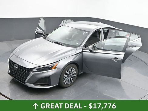 Used 2024 Nissan Altima 2.5 SV image 65