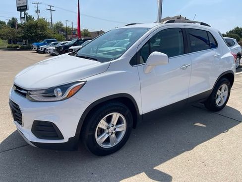 Used 2019 Chevrolet Trax LT w/ LT Convenience Package AWD/4WD image 2