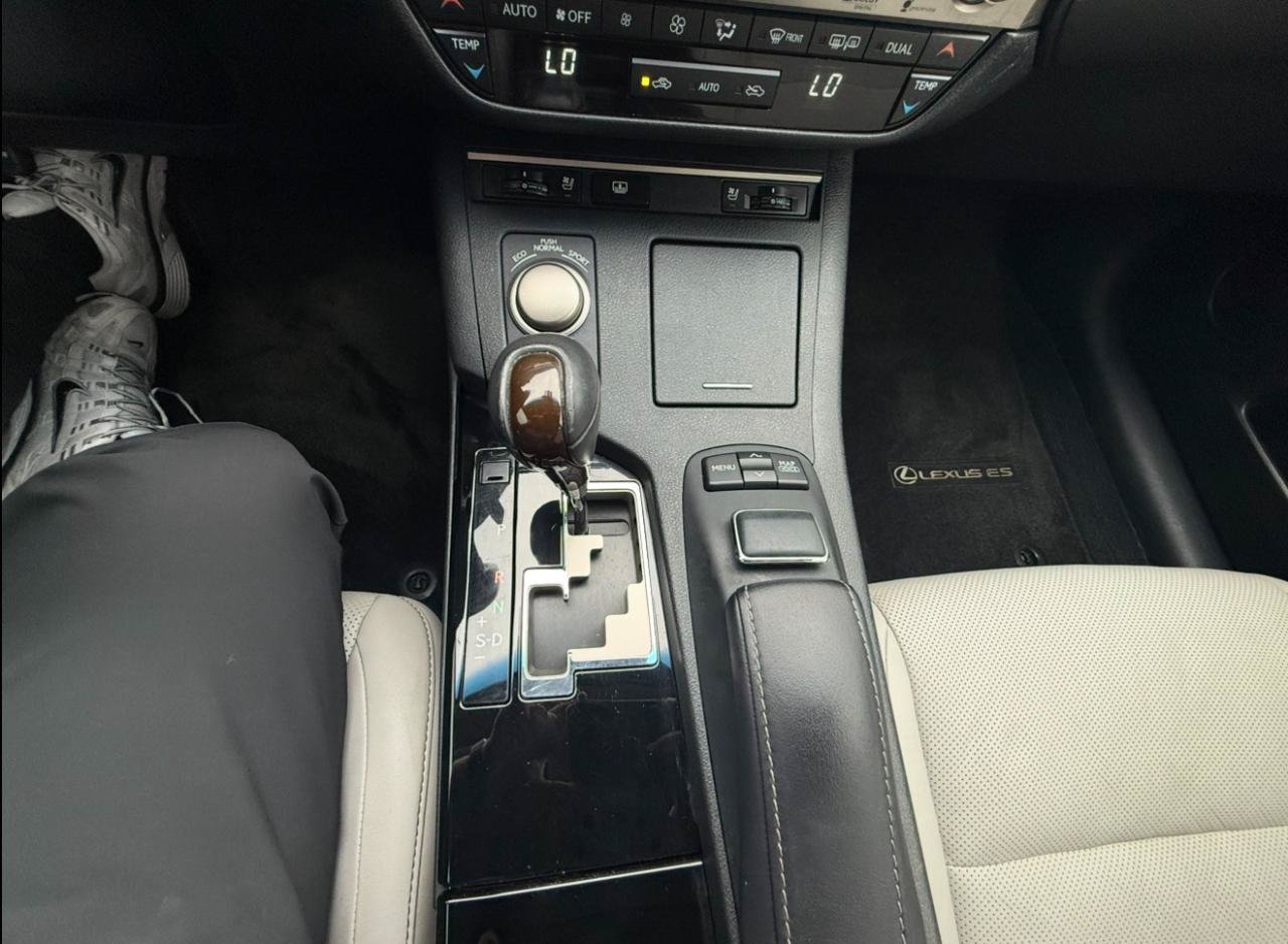 Used 2014 Lexus ES 350 w/ Luxury Package FWD image 25