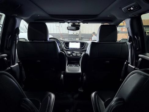 Used 2025 Chrysler Pacifica Limited FWD image 29