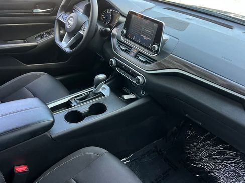 Used 2025 Nissan Altima 2.5 SV FWD image 17