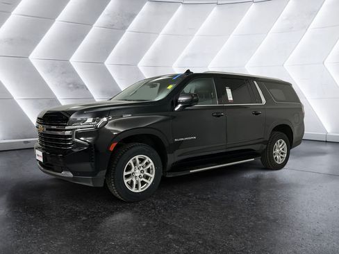 Used 2024 Chevrolet Suburban LT RWD image 3