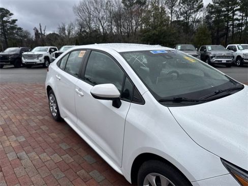Used 2020 Toyota Corolla LE image 18