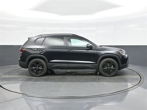 New 2026 Volkswagen Taos SE image 8