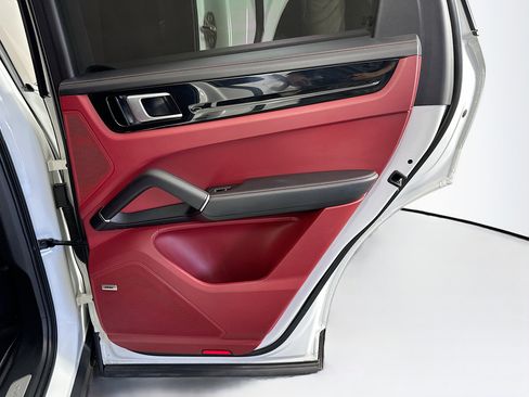 Used 2021 Porsche Cayenne AWD/4WD image 31