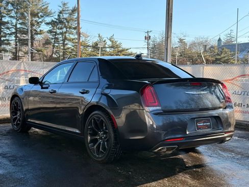 Used 2019 Chrysler 300 Touring w/ Sport Appearance Package image 9