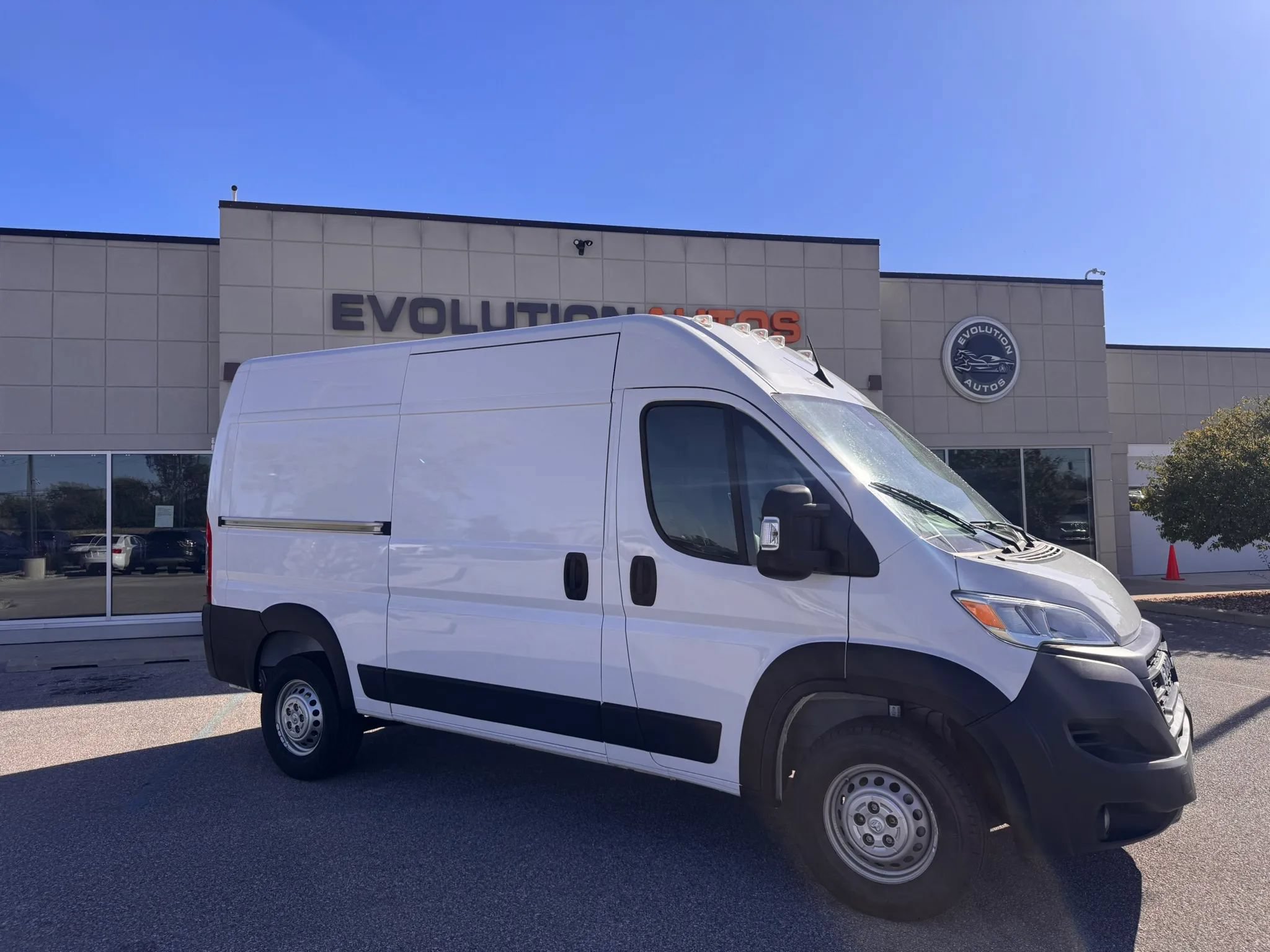 Used 2024 RAM ProMaster 2500 w/ Convenience Group FWD image 3