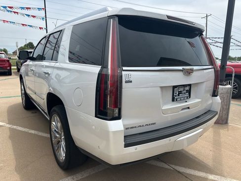 Used 2018 Cadillac Escalade Platinum AWD/4WD image 3