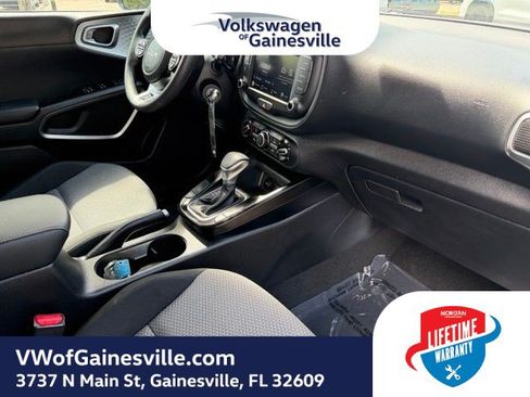 Used 2025 Kia Soul LX w/ LX Technology Package FWD image 10