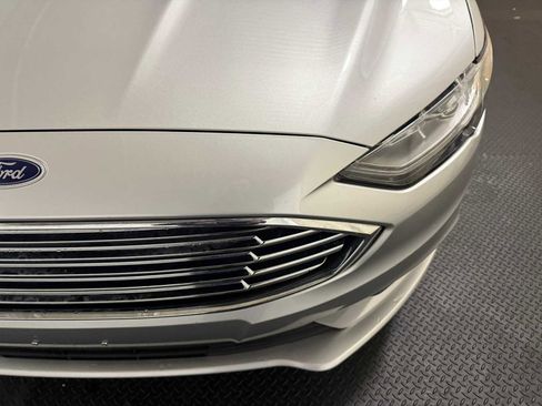 Used 2017 Ford Fusion SE w/ Fusion SE Technology Package image 5