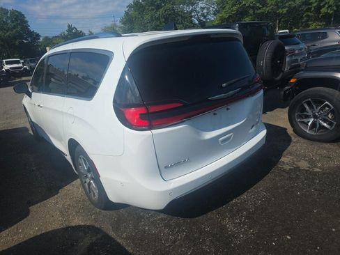 Used 2023 Chrysler Pacifica Pinnacle FWD image 4