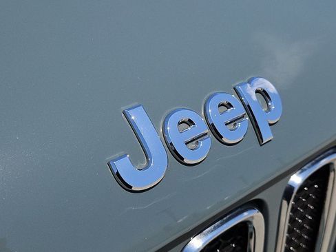 Used 2018 Jeep Renegade Latitude w/ UConnect 8.4 Nav Group FWD image 31