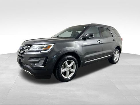 Used 2017 Ford Explorer XLT w/ Equipment Group 202A AWD/4WD image 2