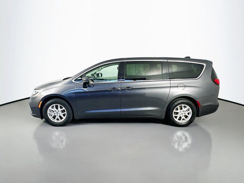 Used 2023 Chrysler Pacifica Touring-L FWD image 4