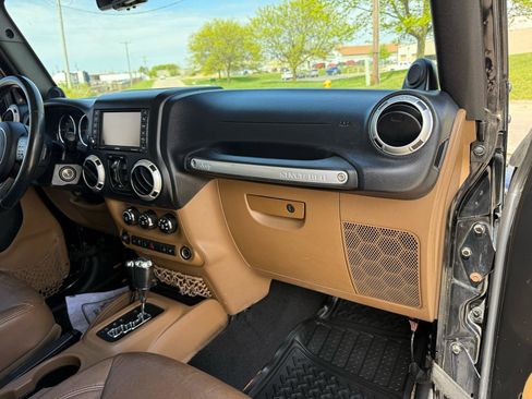 Used 2013 Jeep Wrangler Unlimited Sahara w/ Dual Top Group AWD/4WD image 29