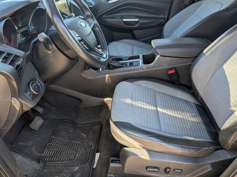 Used 2019 Ford Escape SE image 3