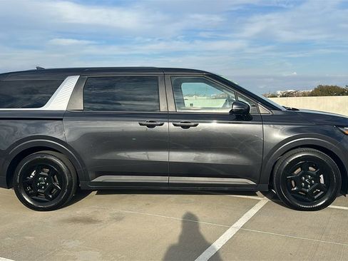 Used 2025 Kia Carnival LXS image 13