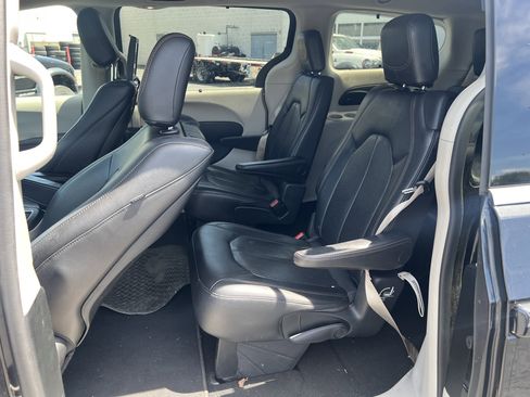 Used 2018 Chrysler Pacifica Touring-L Plus w/ Tire & Wheel Group FWD image 15