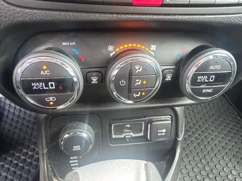 Used 2017 Jeep Renegade Latitude w/ Advanced Technology Group AWD/4WD image 10