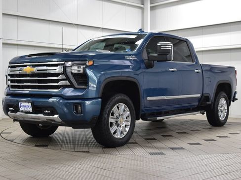 Used 2024 Chevrolet Silverado 2500 High Country w/ High Country Premium Package AWD/4WD image 3