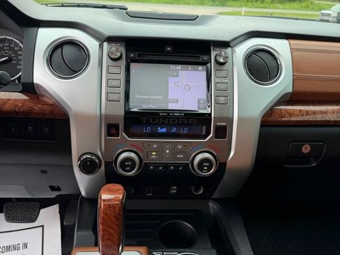 Used 2015 Toyota Tundra 4x4 CrewMax image 11