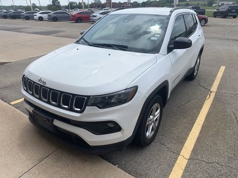 Used 2024 Jeep Compass Latitude AWD/4WD image 1