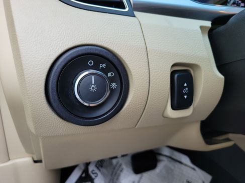 Used 2014 Ford Taurus SEL image 34