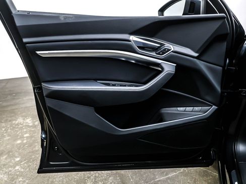 Used 2022 Audi e-tron Premium w/ Convenience Plus Package image 21