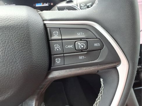 Used 2024 Jeep Grand Cherokee Limited w/ Luxury Tech Group II AWD/4WD image 14