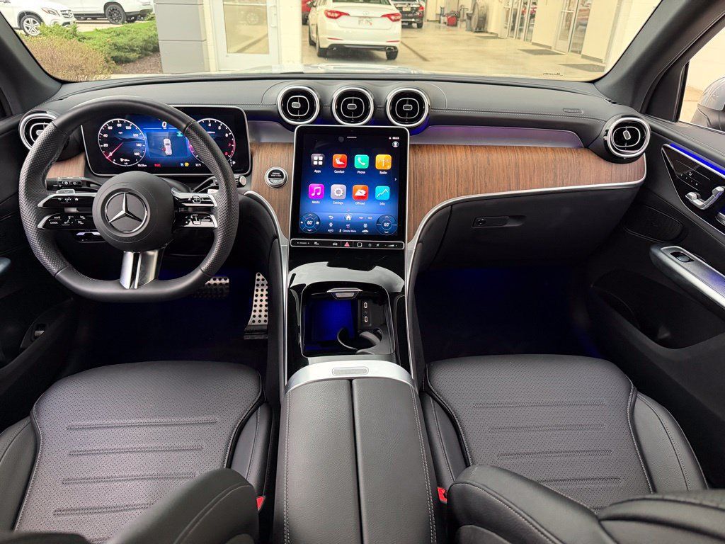 Used 2025 Mercedes-Benz GLC 300 4MATIC image 16