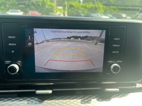 Used 2023 Kia Carnival LX FWD image 9