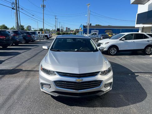 Used 2017 Chevrolet Malibu LT w/ Leather Package FWD image 8